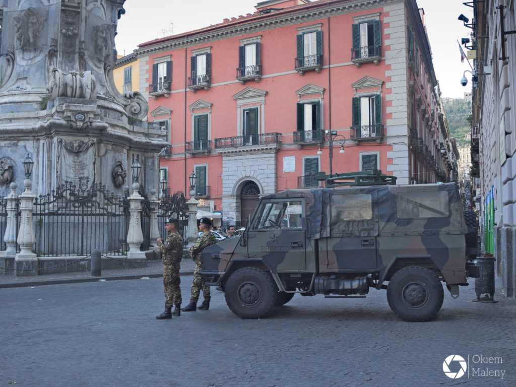 wojskowe patrole w Neapolu