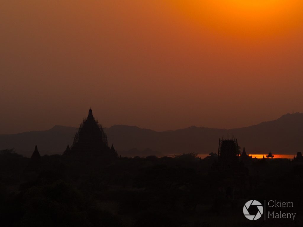 Zachód Słońca w Bagan