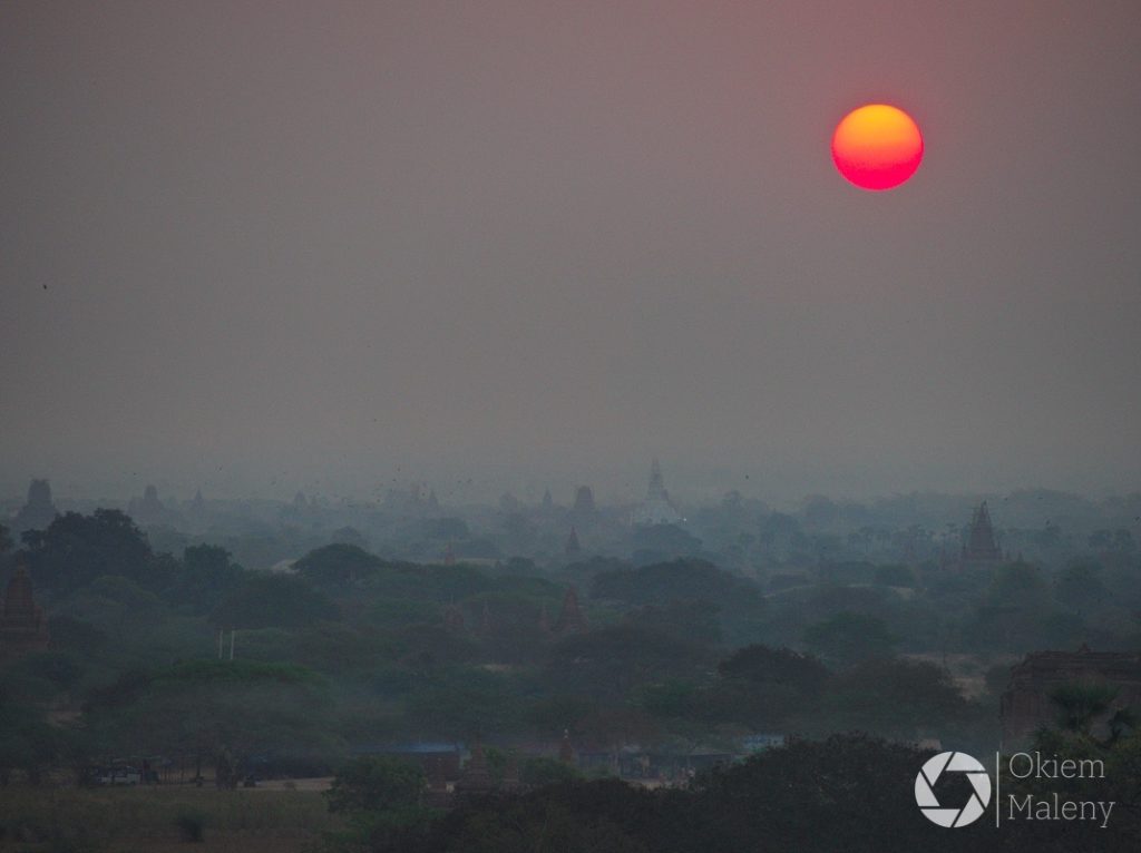 Wschód Słońca w Bagan