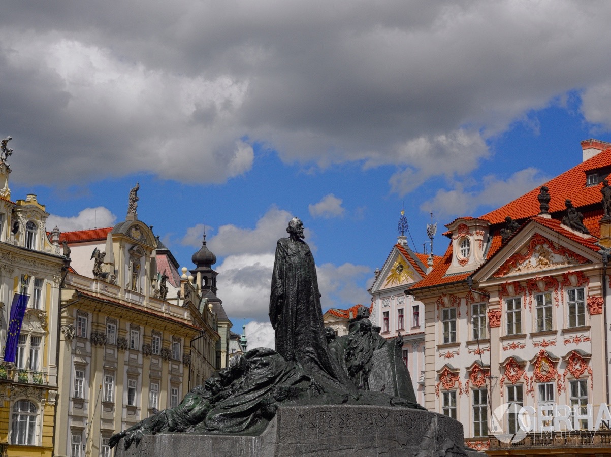 Praga, rynek staromiejski, pomnik J. Husa