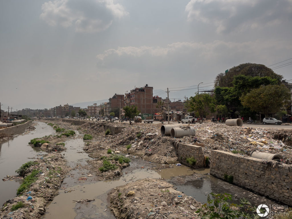 święta rzeka Bagmati to jedno wielkie wysypisko śmieci :(