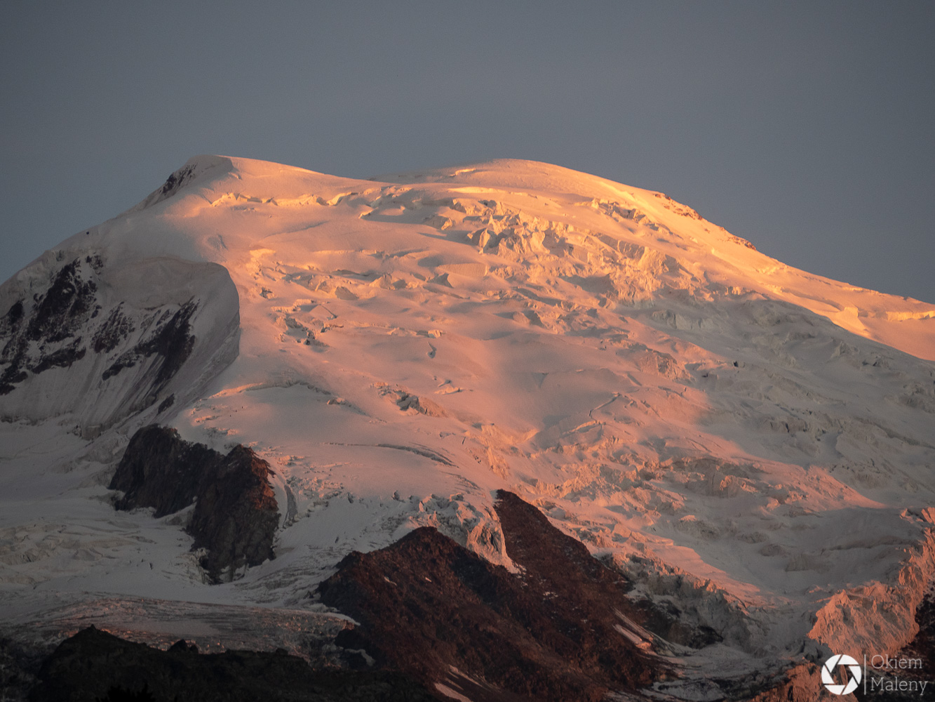 Mont Blanc w promieniach zachodzącego słońca - widok z Chamonix